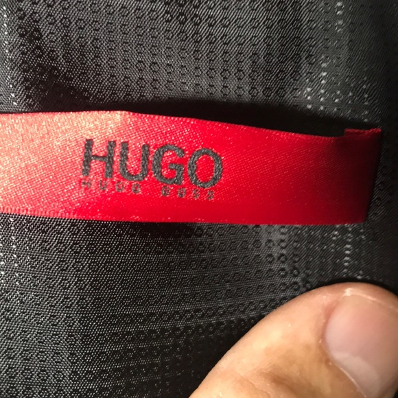 Hugo Boss 2 button notch lapel single vent back - Picture 3 of 5